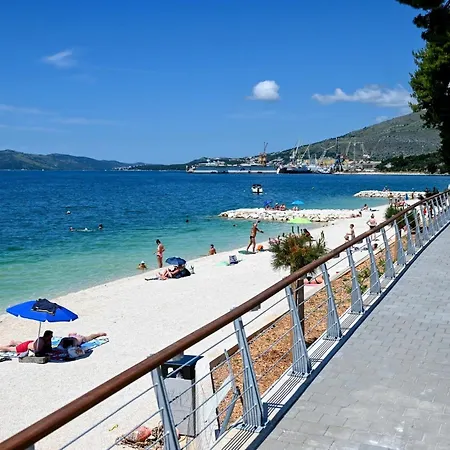 Tomi Ciovo Апартаменти Трогір