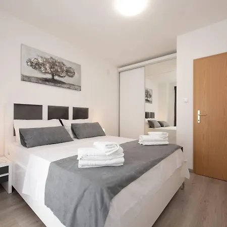 Tomi Ciovo Apartmán *