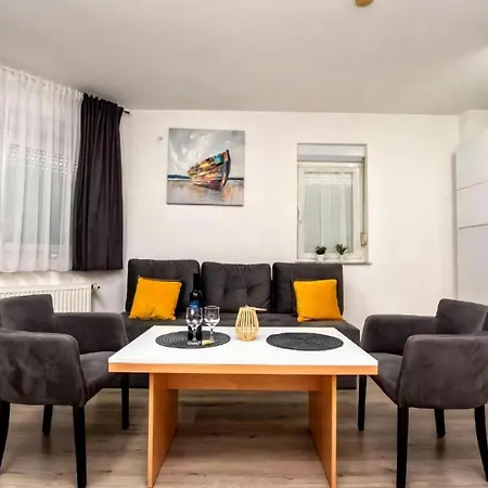 Tomi Ciovo Apartmán *
